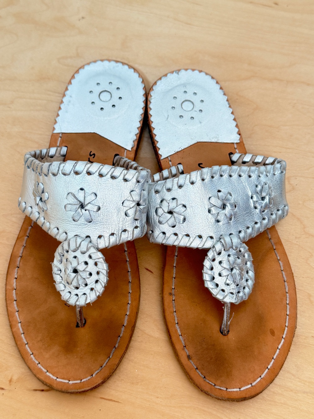 Jack Rogers Girls Miss Hampton II leather silver sandals size 2 EEUC